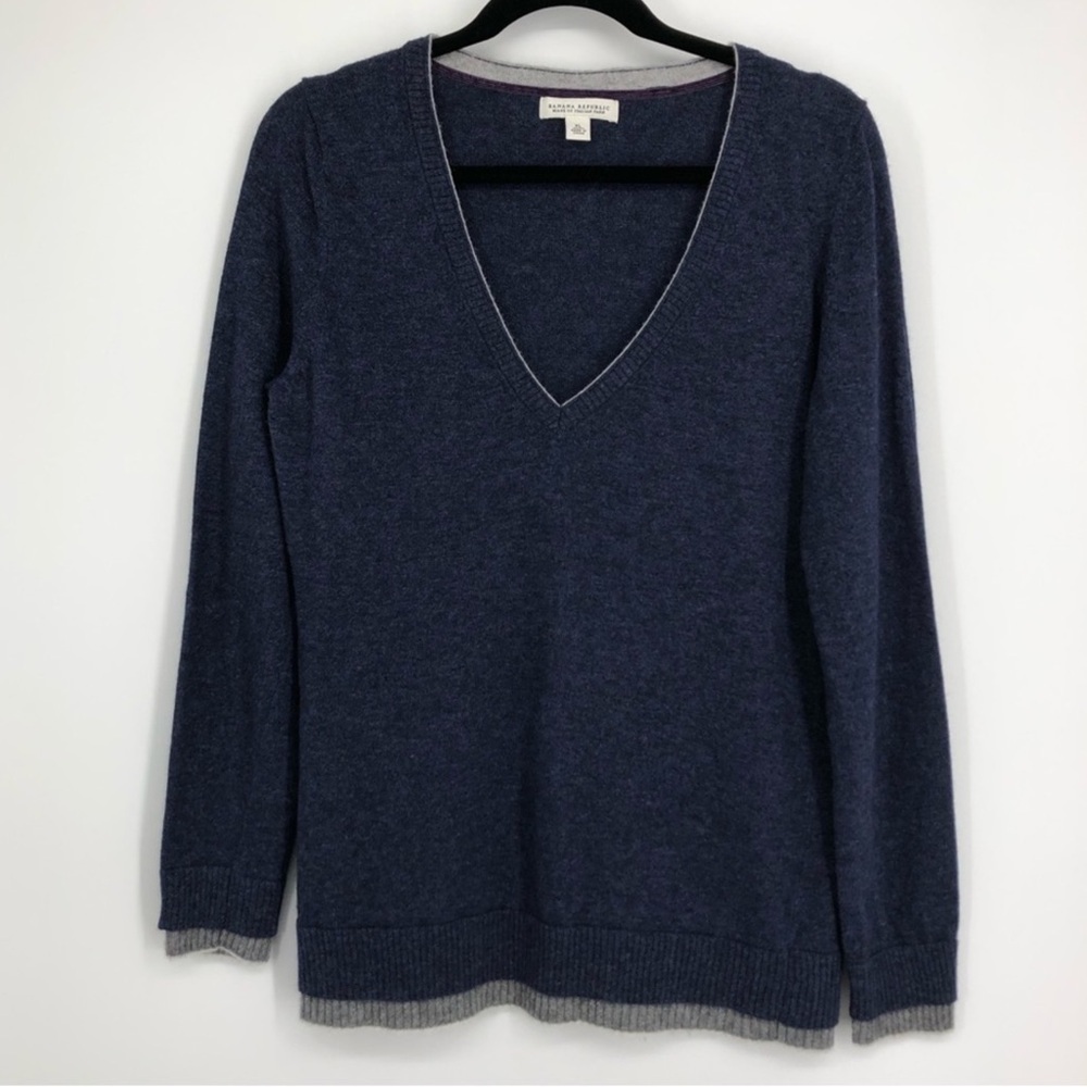 Banana Republic wool and cashmere blend v-neck sweater Size Medium Bella Swan